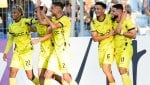 المغرب الفاسي ينفرد بالصدارة.. والوداد يتلقى خسارة جديدة